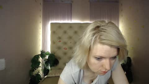 Snapshot of lena_paulles chatting on December 2024 04:00:02 AM Lena online show from December 2024 04:00:02 AM