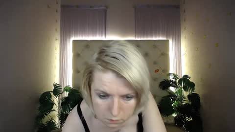 Snapshot of lena_paulles chatting on December 2024 05:05:02 PM Lena online show from December 2024 05:05:02 PM