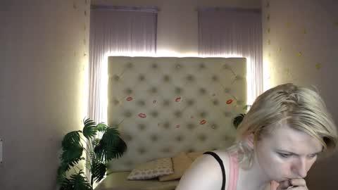 Snapshot of lena_paulles chatting on December 2024 07:04:02 AM Lena online show from December 2024 07:04:02 AM