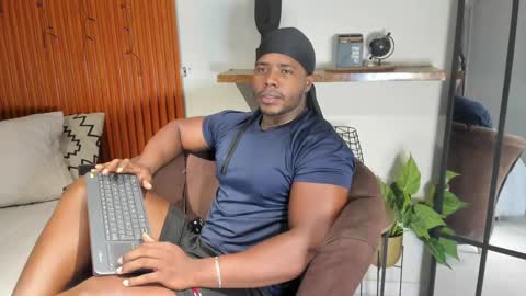 Snapshot of leonardo_jones1 chatting on November 2025 12:10:01 AM Leandro jones online show from November 2025 12:10:01 AM