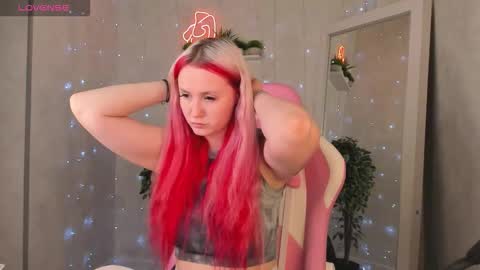 Snapshot of leslie_bell chatting on November 2025 01:00:02 AM Joyce online show from November 2025 01:00:02 AM