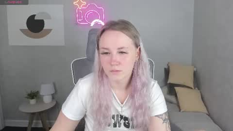 Snapshot of leslie_bell chatting on June 2026 03:13:01 AM Joyce online show from June 2026 03:13:01 AM