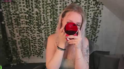 Snapshot of leslie_bell chatting on July 2026 01:27:01 AM Joyce online show from July 2026 01:27:01 AM