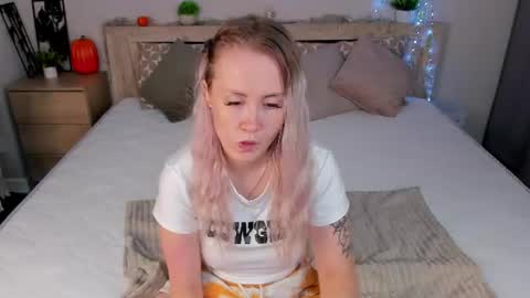 Snapshot of leslie_bell chatting on July 2026 01:55:01 AM Joyce online show from July 2026 01:55:01 AM