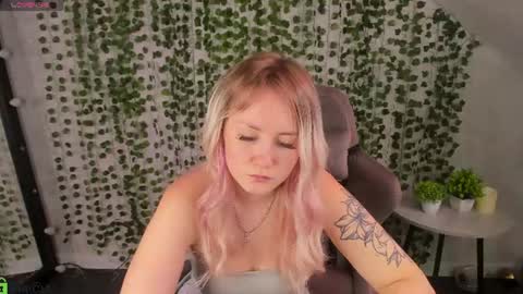 Snapshot of leslie_bell chatting on July 2026 02:06:02 AM Joyce online show from July 2026 02:06:02 AM