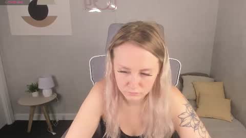 Snapshot of leslie_bell chatting on July 2026 02:04:02 AM Joyce online show from July 2026 02:04:02 AM