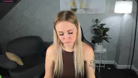 Snapshot of leslie_bell chatting on July 2026 08:35:02 AM Joyce online show from July 2026 08:35:02 AM