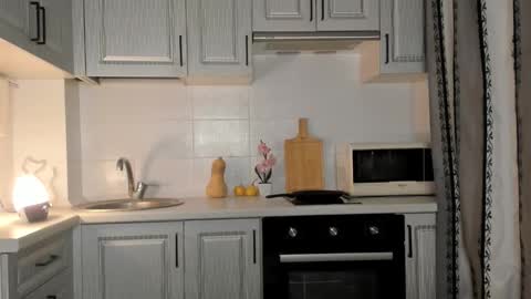  LESLIE   online show from December 2025 05:12:02 AM