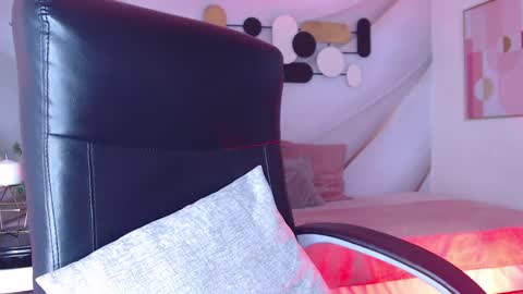 Snapshot of lessboobs_gh chatting on December 2024 06:28:02 PM Less online show from December 2024 06:28:02 PM