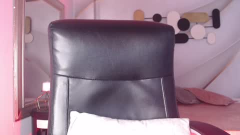 Snapshot of lessboobs_gh chatting on December 2024 04:19:02 PM Less online show from December 2024 04:19:02 PM