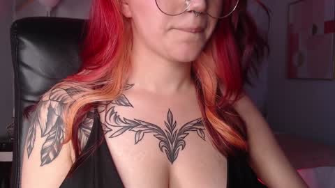 Snapshot of lessboobs_gh chatting on January 2025 05:54:02 PM Less online show from January 2025 05:54:02 PM