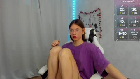 Snapshot of let_me_seee chatting on December 2024 03:54:02 PM Fiona online show from December 2024 03:54:02 PM