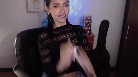 Snapshot of lia_smith87 chatting on December 2024 04:11:01 AM Laura online show from December 2024 04:11:01 AM