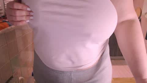 Snapshot of liahsofty chatting on December 2024 10:21:02 PM miss Lia colection for travel online show from December 2024 10:21:02 PM