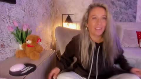 Lian online show from December 2025 12:45:01 PM