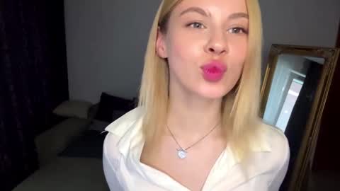 Snapshot of lil_elisa chatting on September 2025 10:59:02 AM Elisa online show from September 2025 10:59:02 AM