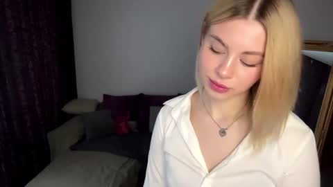 Snapshot of lil_elisa chatting on September 2025 10:48:01 AM Elisa online show from September 2025 10:48:01 AM