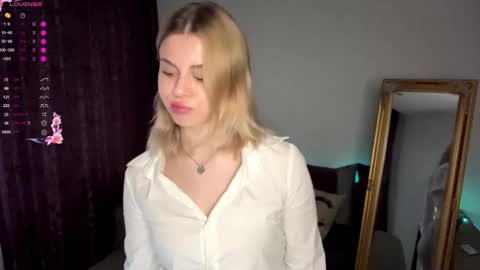 Snapshot of lil_elisa chatting on September 2025 11:01:02 AM Elisa online show from September 2025 11:01:02 AM