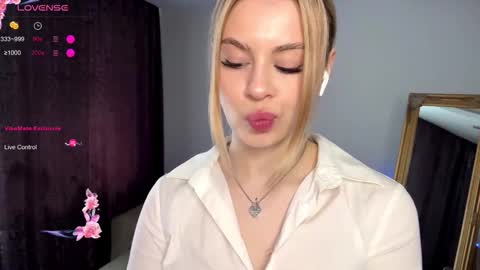 Snapshot of lil_elisa chatting on October 2025 09:51:01 AM Elisa online show from October 2025 09:51:01 AM