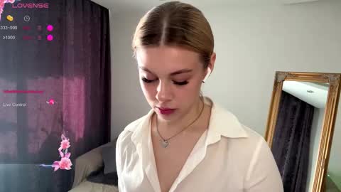 Snapshot of lil_elisa chatting on October 2025 10:14:01 AM Elisa online show from October 2025 10:14:01 AM