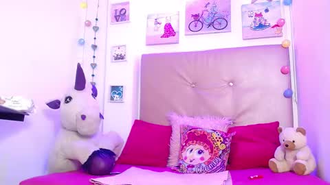 Snapshot of lili_roussi chatting on March 2025 09:12:02 AM lili_roussi online show from March 2025 09:12:02 AM