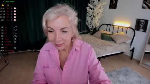 Snapshot of lilia_moons chatting on September 2025 11:21:01 AM Lilia online show from September 2025 11:21:01 AM