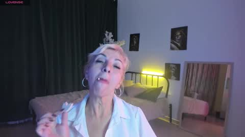 Snapshot of lilia_moons chatting on October 2025 11:13:02 AM Lilia online show from October 2025 11:13:02 AM