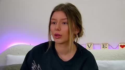 Mia online show from February 2025 10:07:01 AM