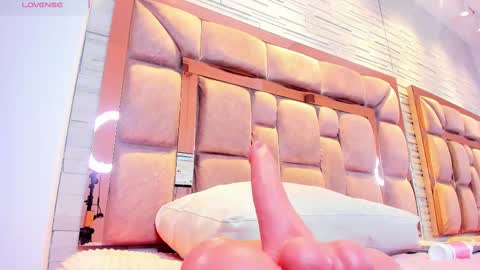 LILIAN  online show from November 2025 07:57:01 PM