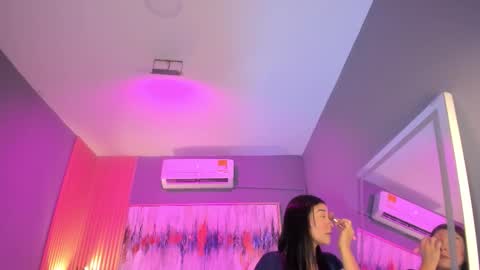 holis soy lily chang no olvides el pulgar arriba es muy importante para mi 3 independent model online show from February 2026 07:45:01 PM