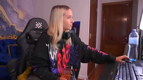 lilielfie online show from October 2025 06:52:01 AM