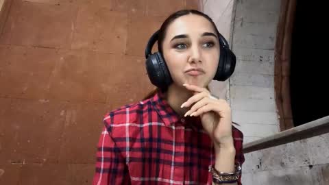 Lina online show from September 2025 09:59:02 PM