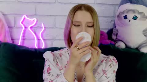 LiliLinn online show from March 2025 11:09:02 AM