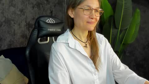 lillian_white1 online show from May 2026 12:59:01 AM