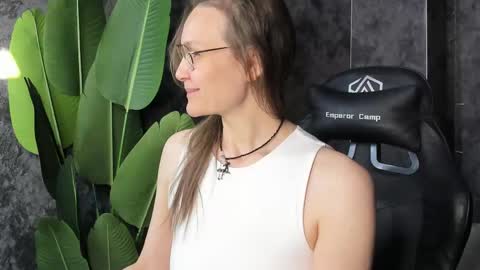 lillian_white1 online show from May 2026 01:00:01 AM