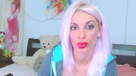 Lara online show from October 2025 08:06:02 PM