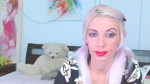 Lara online show from October 2025 08:40:01 PM