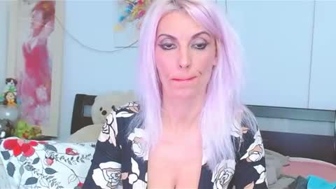 Lara online show from October 2025 09:13:01 PM