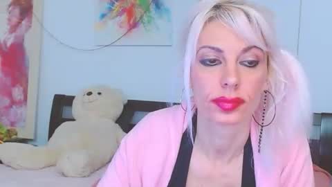 Lara online show from December 2025 01:32:02 AM