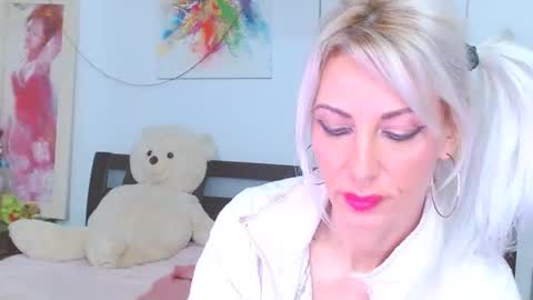 Lara online show from February 2026 11:06:01 PM