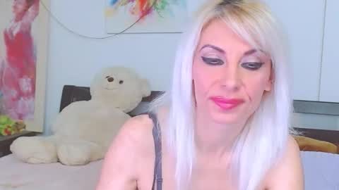 Lara online show from April 2026 07:49:01 PM