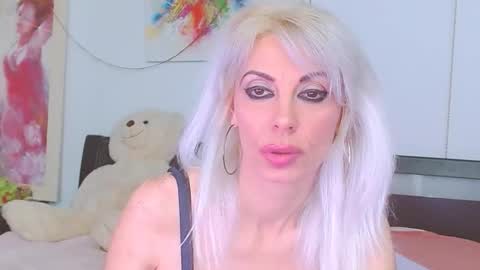 Lara online show from May 2026 09:22:01 PM