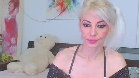 Lara online show from May 2026 07:52:02 PM