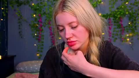 lillie_berry online show from July 2026 05:00:01 AM