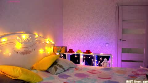 Snapshot of lillimooore chatting on March 2026 12:04:02 AM LilliMoore online show from March 2026 12:04:02 AM