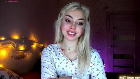 Snapshot of lillimooore chatting on April 2026 11:24:01 PM LilliMoore online show from April 2026 11:24:01 PM