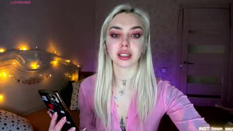 Snapshot of lillimooore chatting on April 2026 11:32:01 PM LilliMoore online show from April 2026 11:32:01 PM