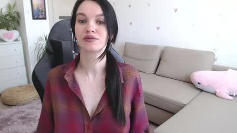 lilliyves online show from April 2026 09:04:01 AM