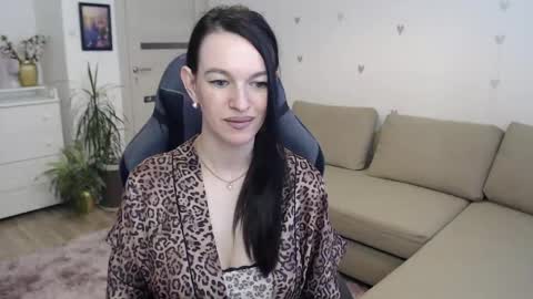 lilliyves online show from May 2026 05:28:01 PM