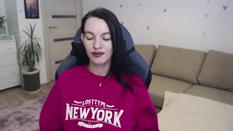 lilliyves online show from May 2026 04:36:02 PM